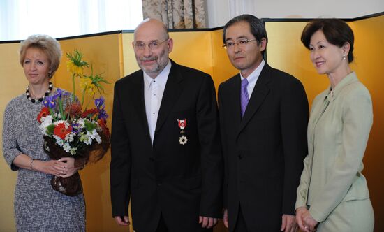 Masaharu Kono and Boris Akunin with wives