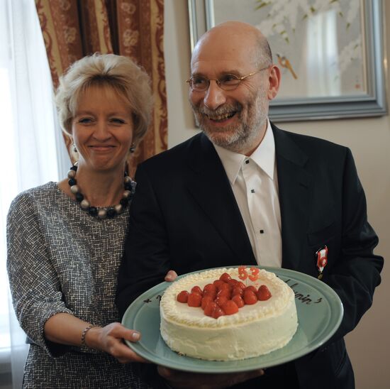 Boris Akunin (Grigory Chkhartishvili) with wife