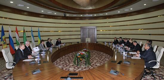 Restricted meeting of delegation heads