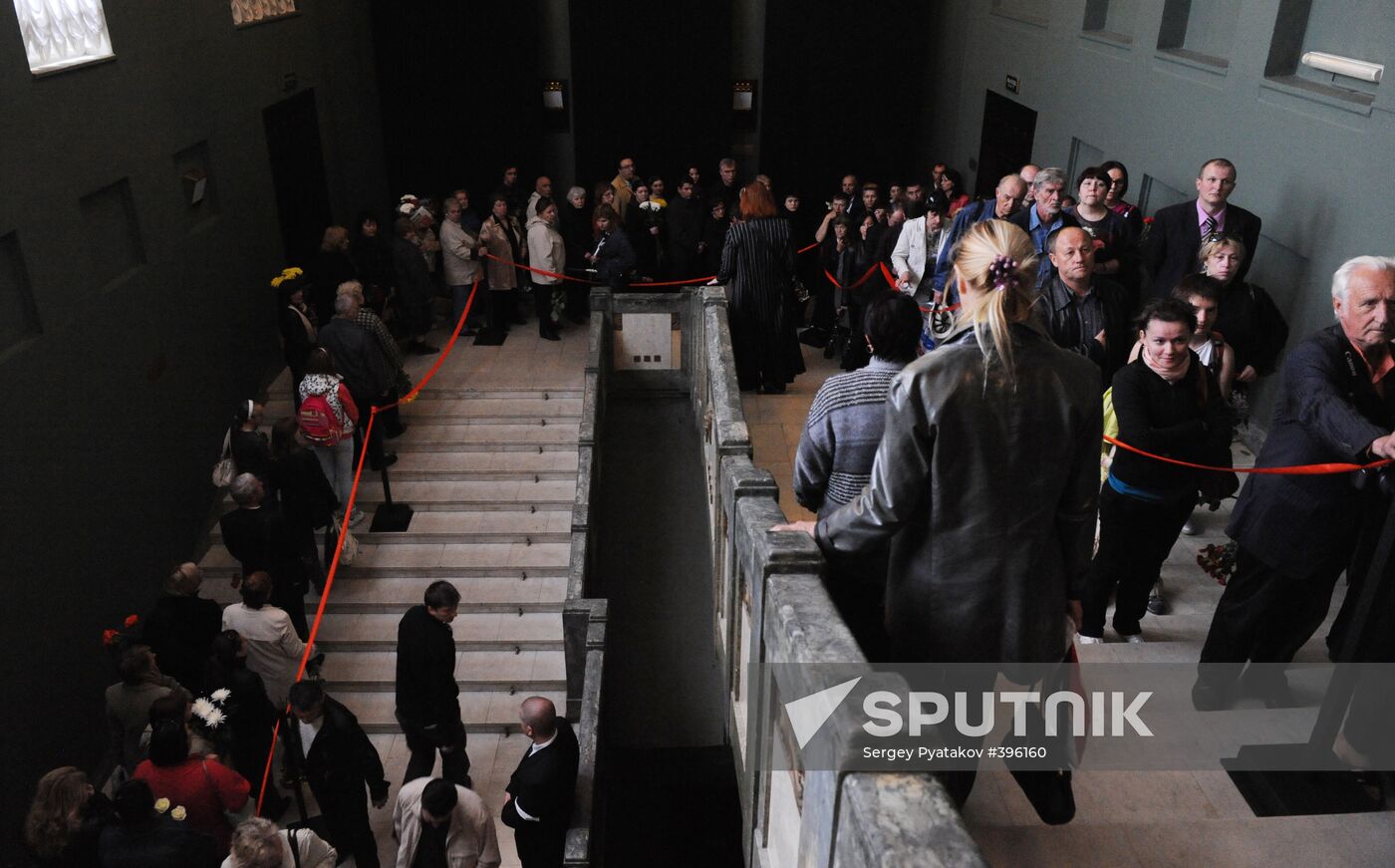 Paying last respects to Oleg Yankovsky at Lenkom Theater