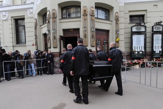 Paying last respects to Oleg Yankovsky at Lenkom Theater