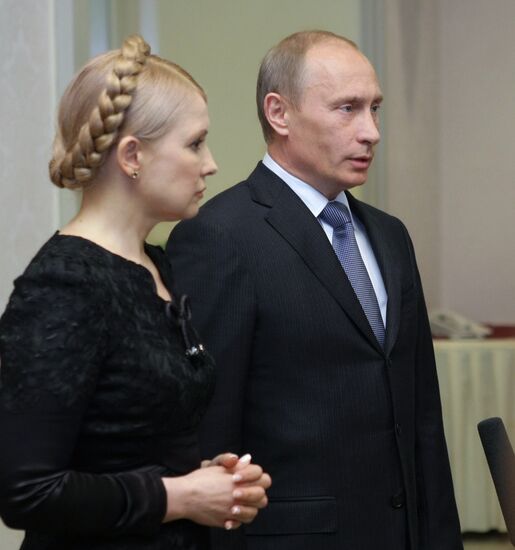 Vladimir Putin and Yulia Tymoshenko at a news conference