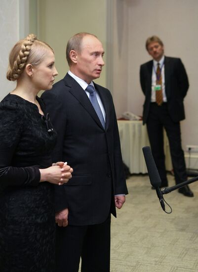 Vladimir Putin and Yulia Tymoshenko at a news conference