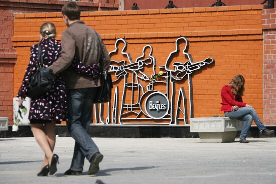 Monument to The Beatles opens in Yekaterinburg.