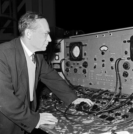 Academician Vladimir Veksler near the control console of the synchrophasotron for the Dubna-based Joint Institute for Nuclear Research