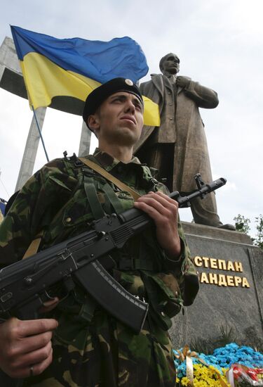 Veteran members of Ukrainian Insurgent Army mark Heroes Day