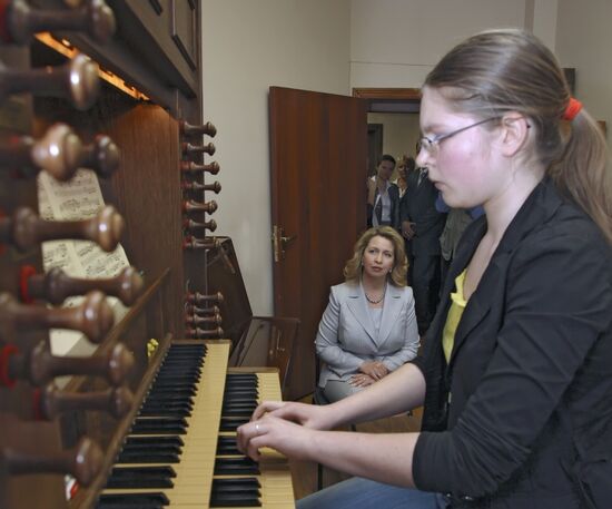 Svetlana Medvedeva visits Balakirev Arts School for Children