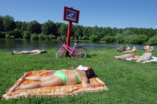 Muscovites resting outdoors