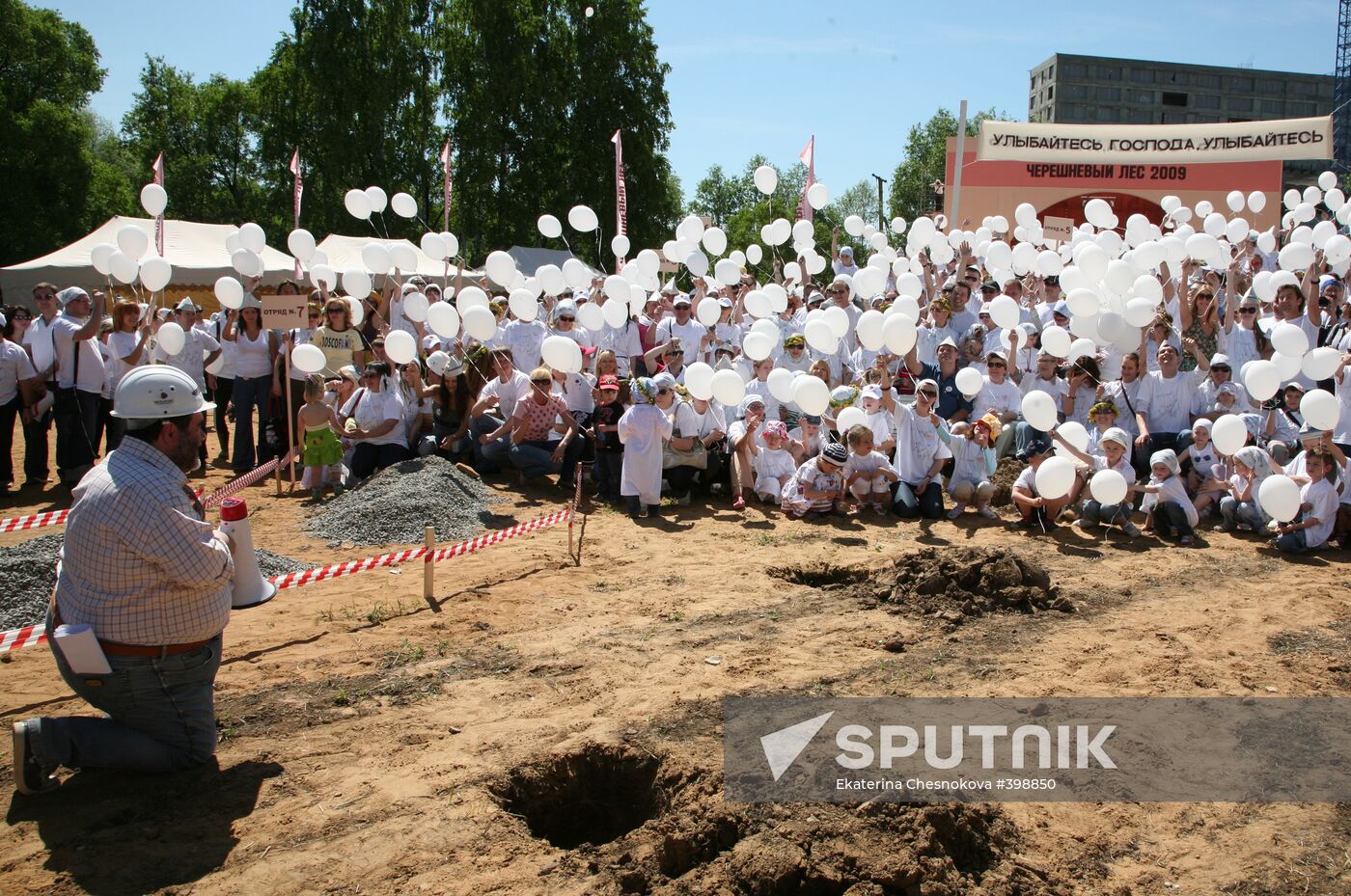 Voluntary work during Cherry Forest festival