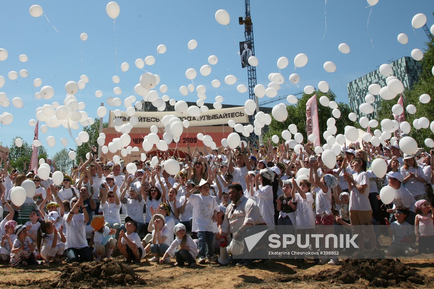 Voluntary work during Cherry Forest festival