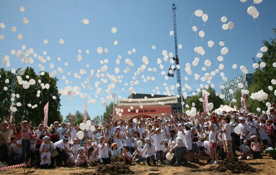 Voluntary work during Cherry Forest festival