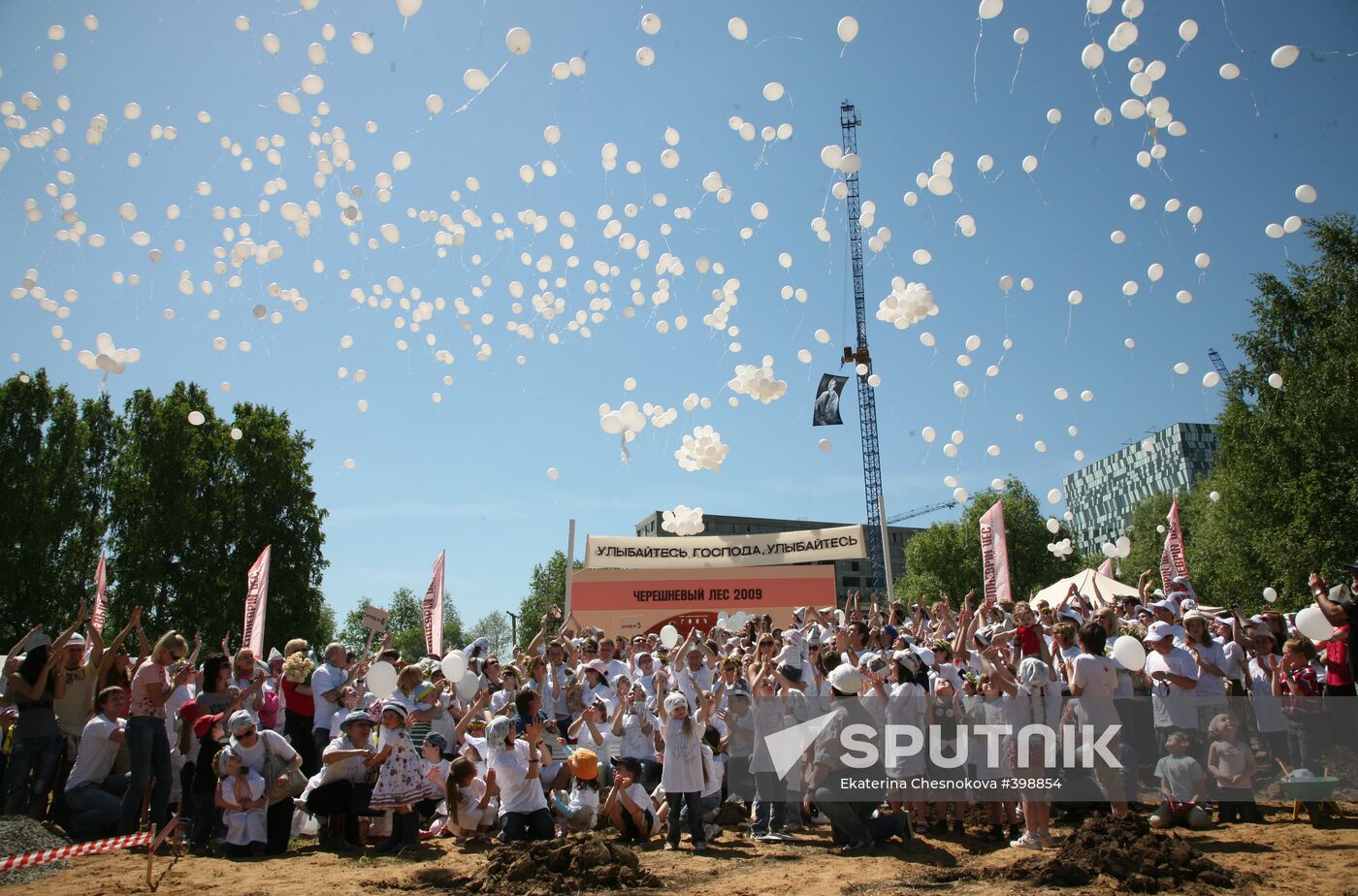 Voluntary work during Cherry Forest festival