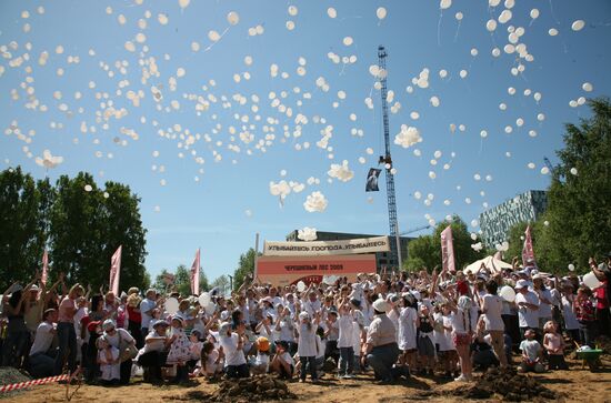 Voluntary work during Cherry Forest festival
