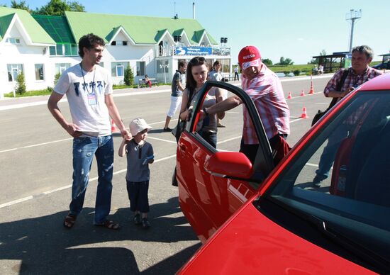 Russian footballers attend Volkswagen SUVs test drive