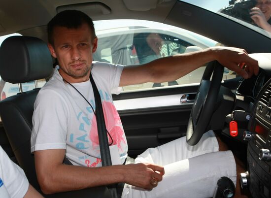 Russian footballers attend Volkswagen SUVs test drive