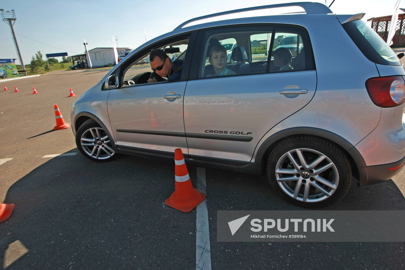 Russian footballers attend Volkswagen SUVs test drive