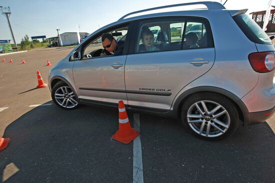 Russian footballers attend Volkswagen SUVs test drive