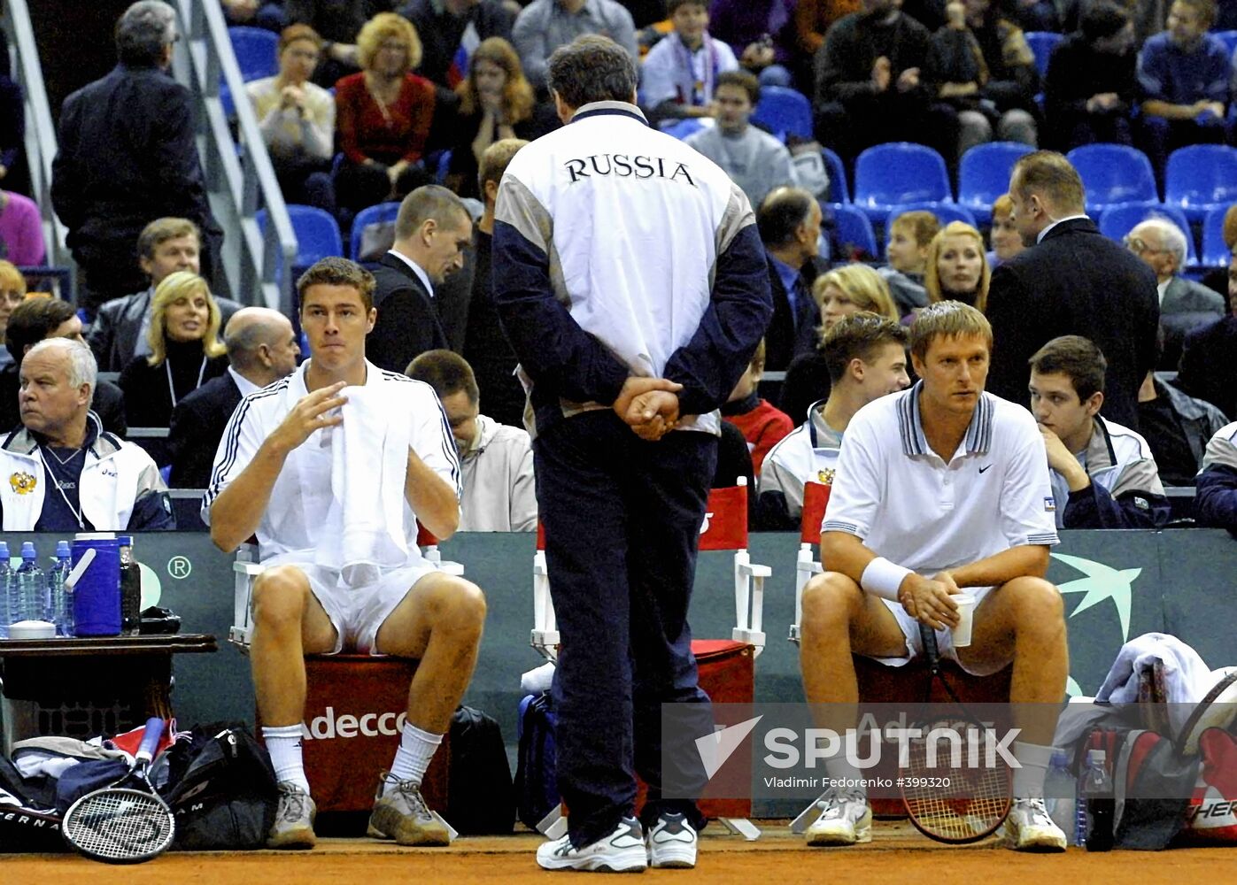 Tennis players Ye.Kafelnikov and M.Safin ready to play