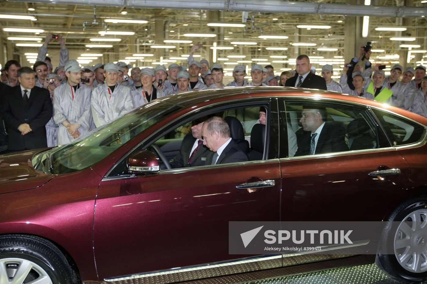 Vladimir Putin attends opening ceremony of Nissan plant