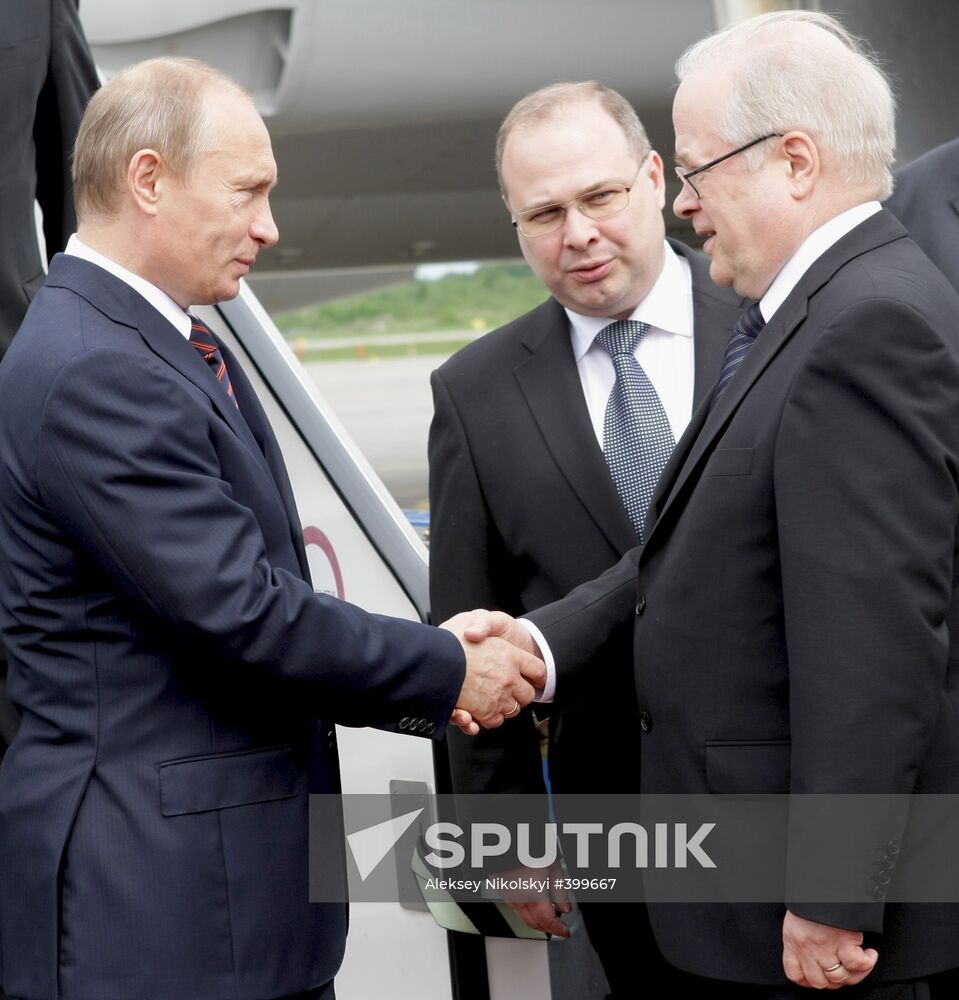 Vladimir Putin arrives in Finland