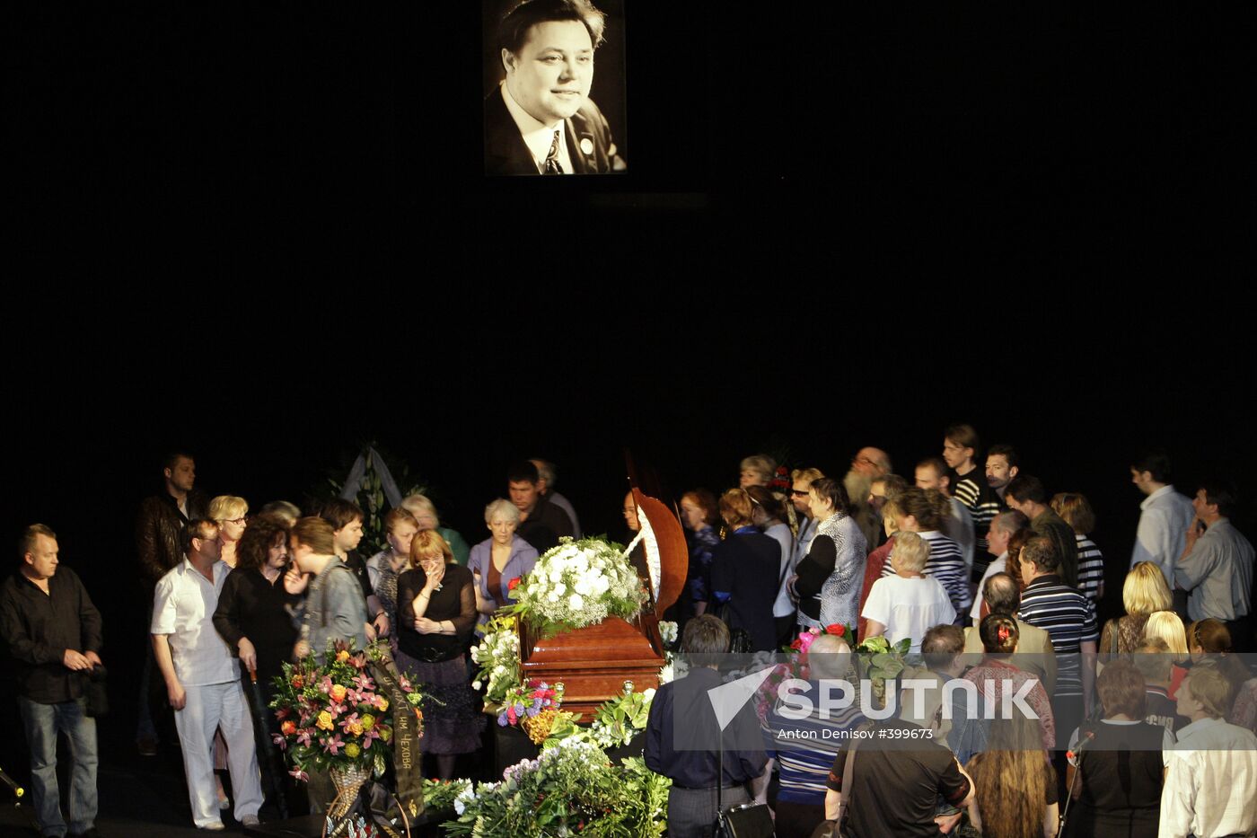 People pay their last respects to actor Vyacheslav Nevinny