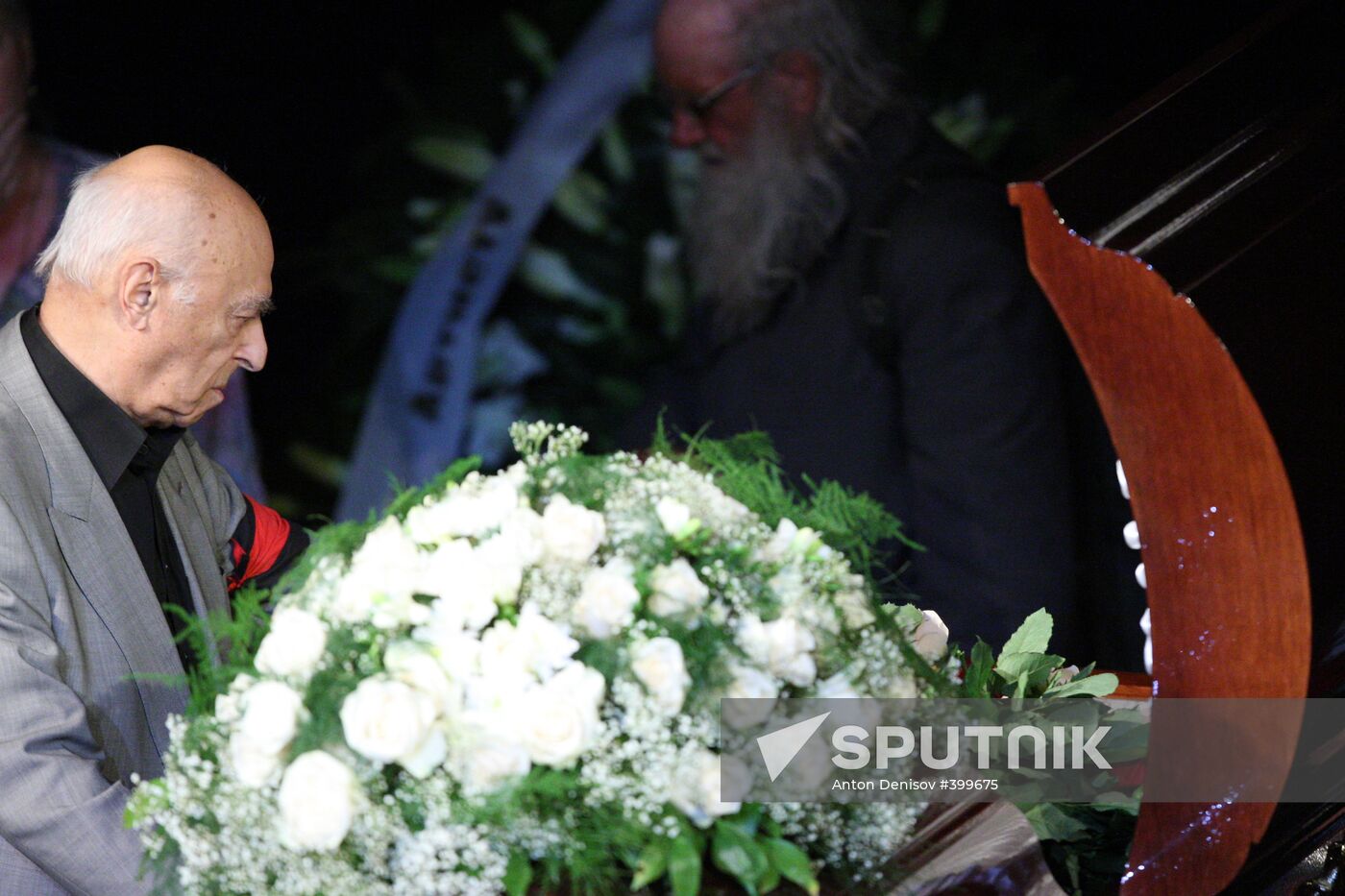 People pay their last respects to actor Vyacheslav Nevinny