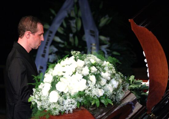 People pay their last respects to actor Vyacheslav Nevinny