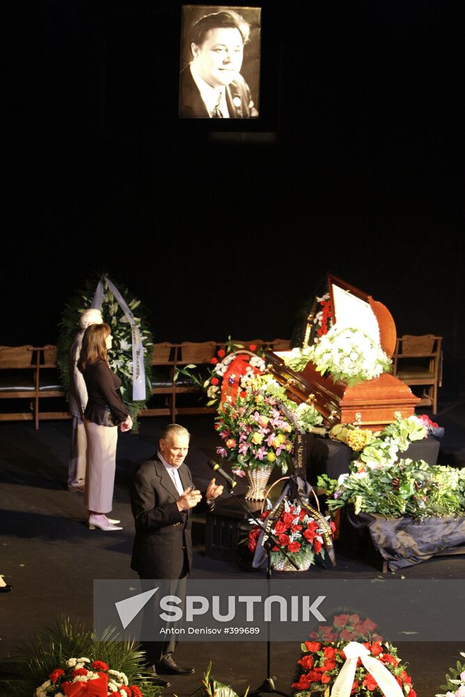 People pay their last respects to actor Vyacheslav Nevinny