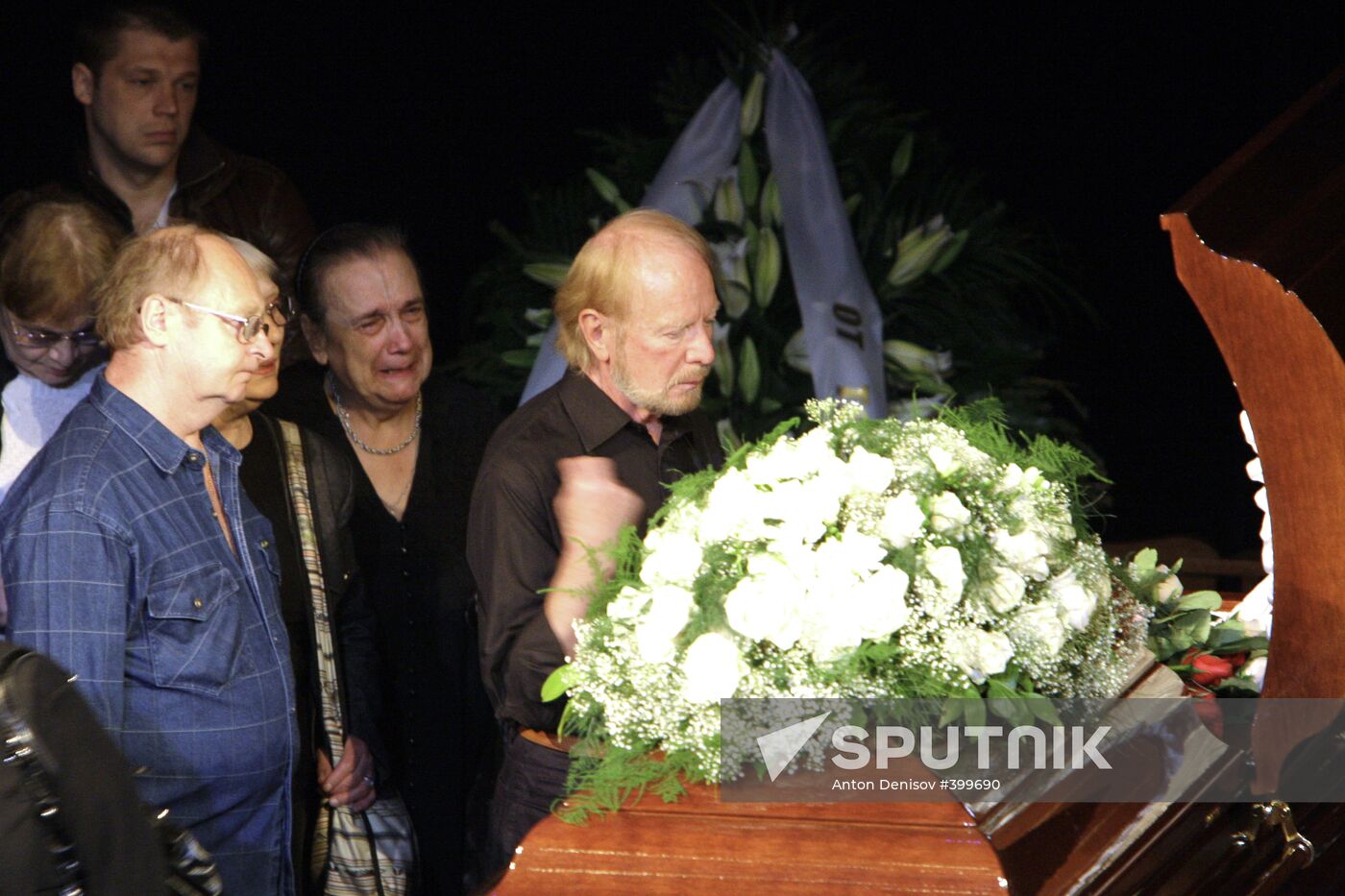 People pay their last respects to actor Vyacheslav Nevinny