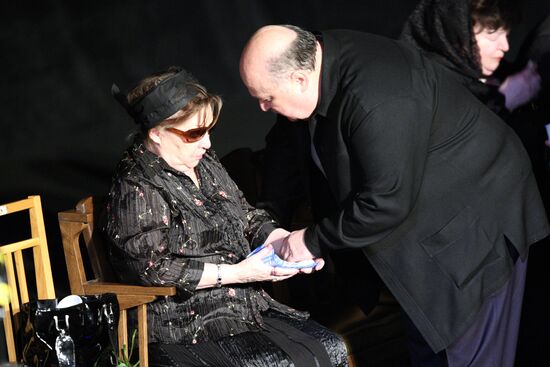 People pay their last respects to actor Vyacheslav Nevinny