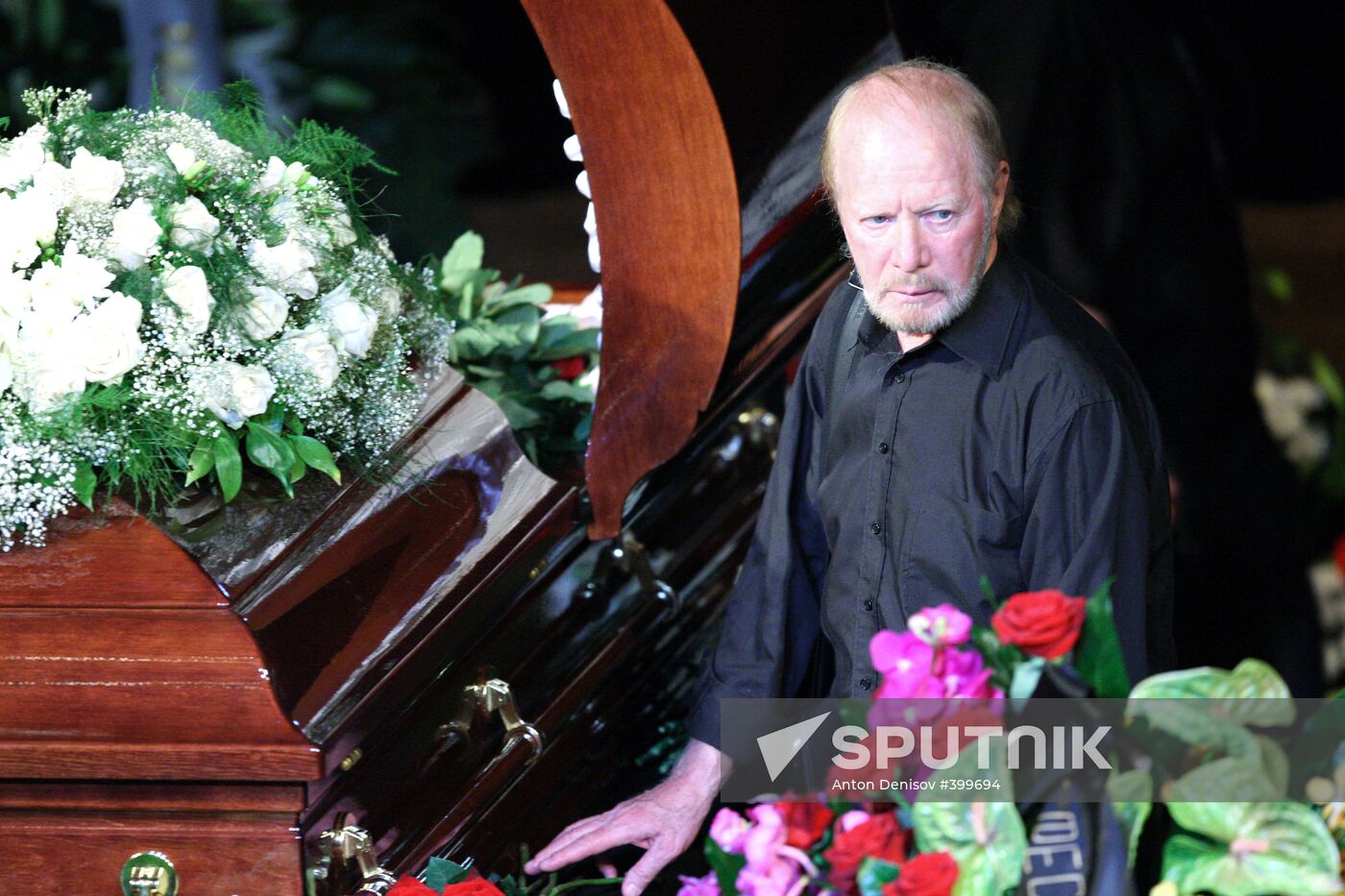 People pay their last respects to actor Vyacheslav Nevinny