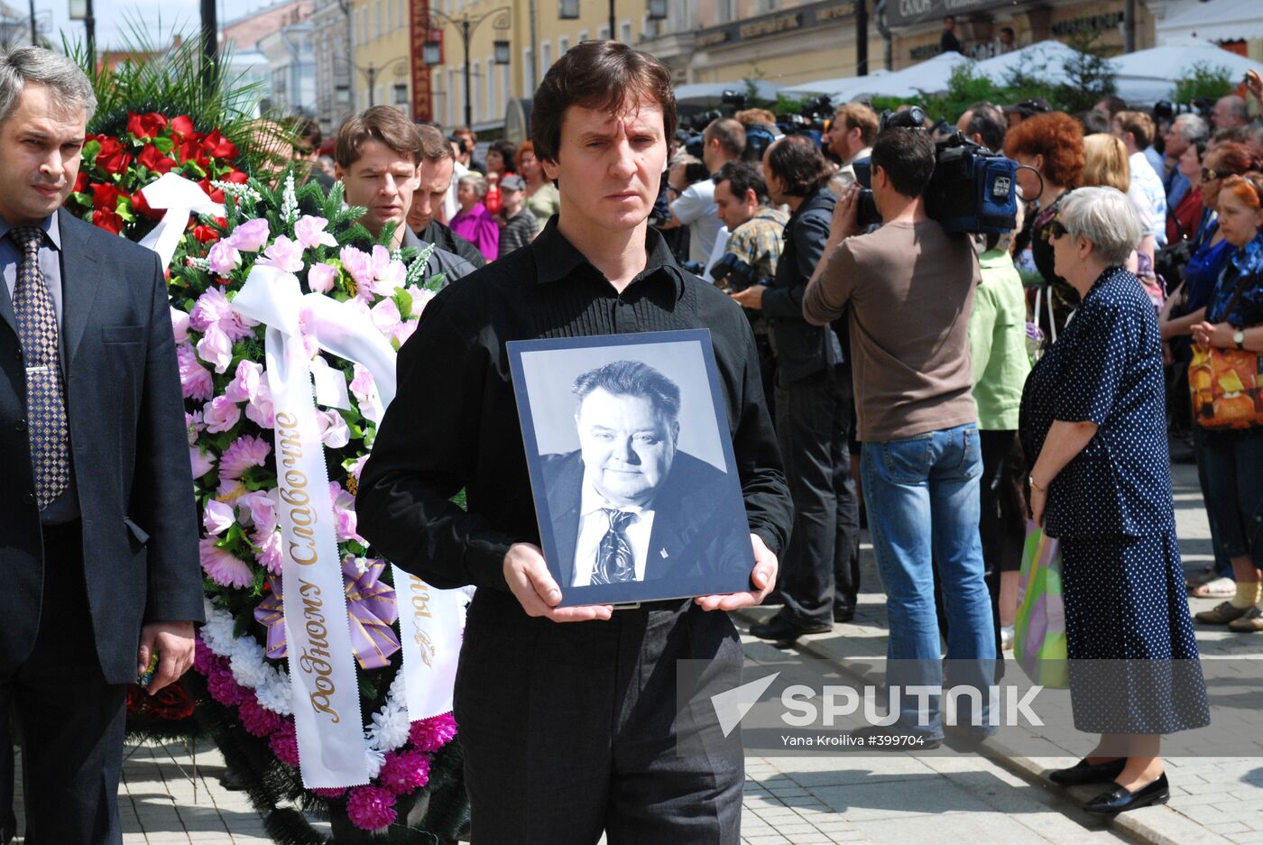 People pay their last respects to actor Vyacheslav Nevinny