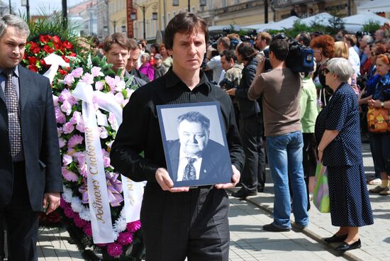 People pay their last respects to actor Vyacheslav Nevinny