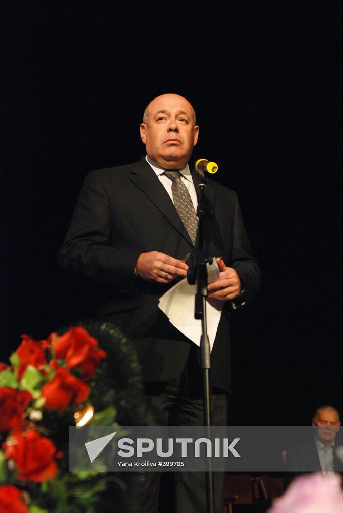 People pay their last respects to actor Vyacheslav Nevinny