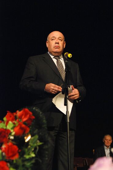 People pay their last respects to actor Vyacheslav Nevinny