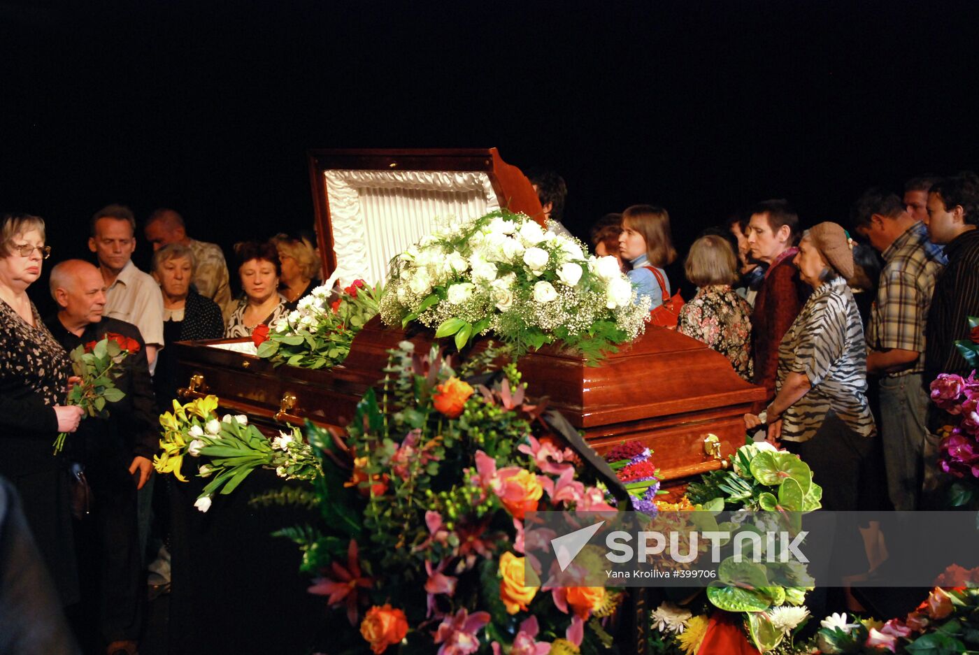 People pay their last respects to actor Vyacheslav Nevinny