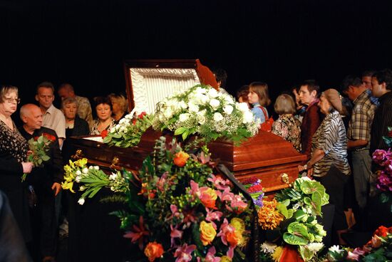 People pay their last respects to actor Vyacheslav Nevinny