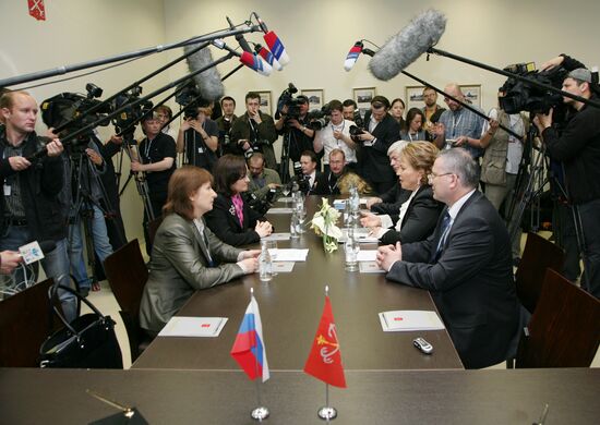 Signing of agreement between Intel and St. Petersburg government