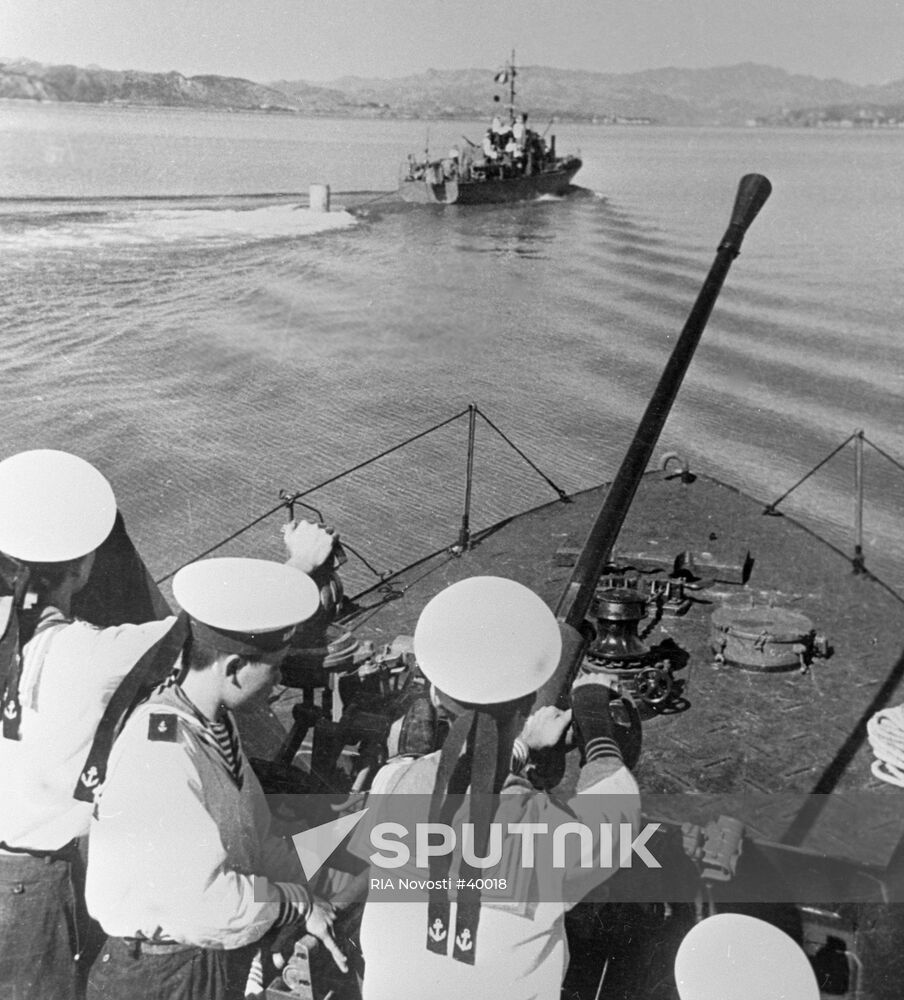 VIETNAM SAILORS MOTOR BOAT GUN