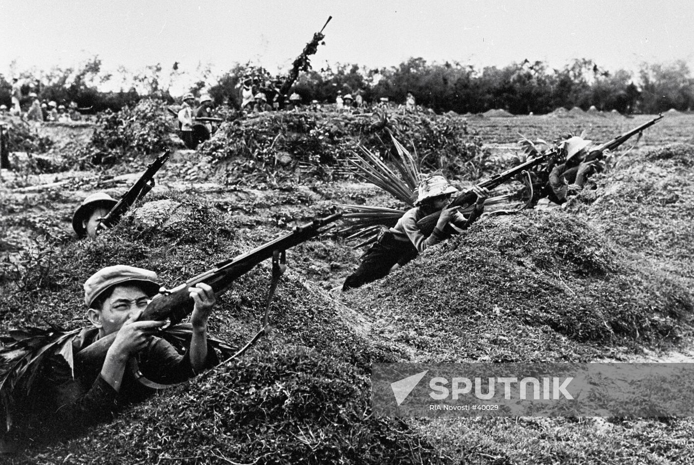 VIETNAM SOLDIERS RIFLES SHOOTING HIDOUTS