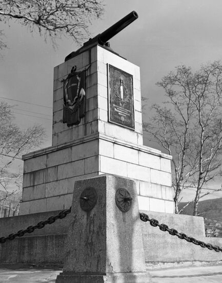 MONUMENT HEROES DEFENDERS MAKSUTOV