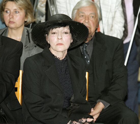 AKHMADULINA SHNITKE FUNERALS