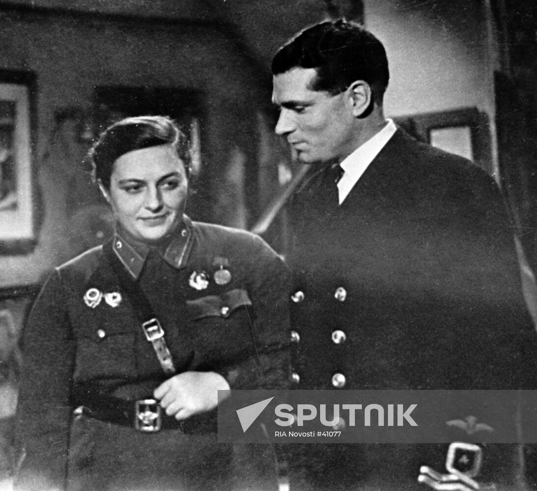 LYUDMILA PAVLICHENKO LAURENCE OLIVIER