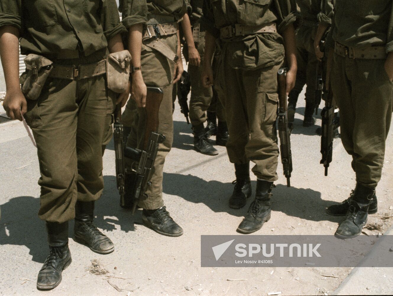 AUTOMATIC RIFLE ISRAELI SOLDIERS