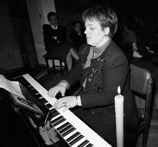 DOMBROVSKAYA PIANO 'WHITE' MUSIC