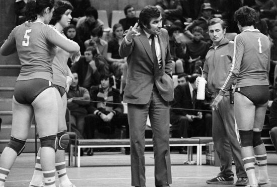 PLAYERS COACH VOLLEYBALL