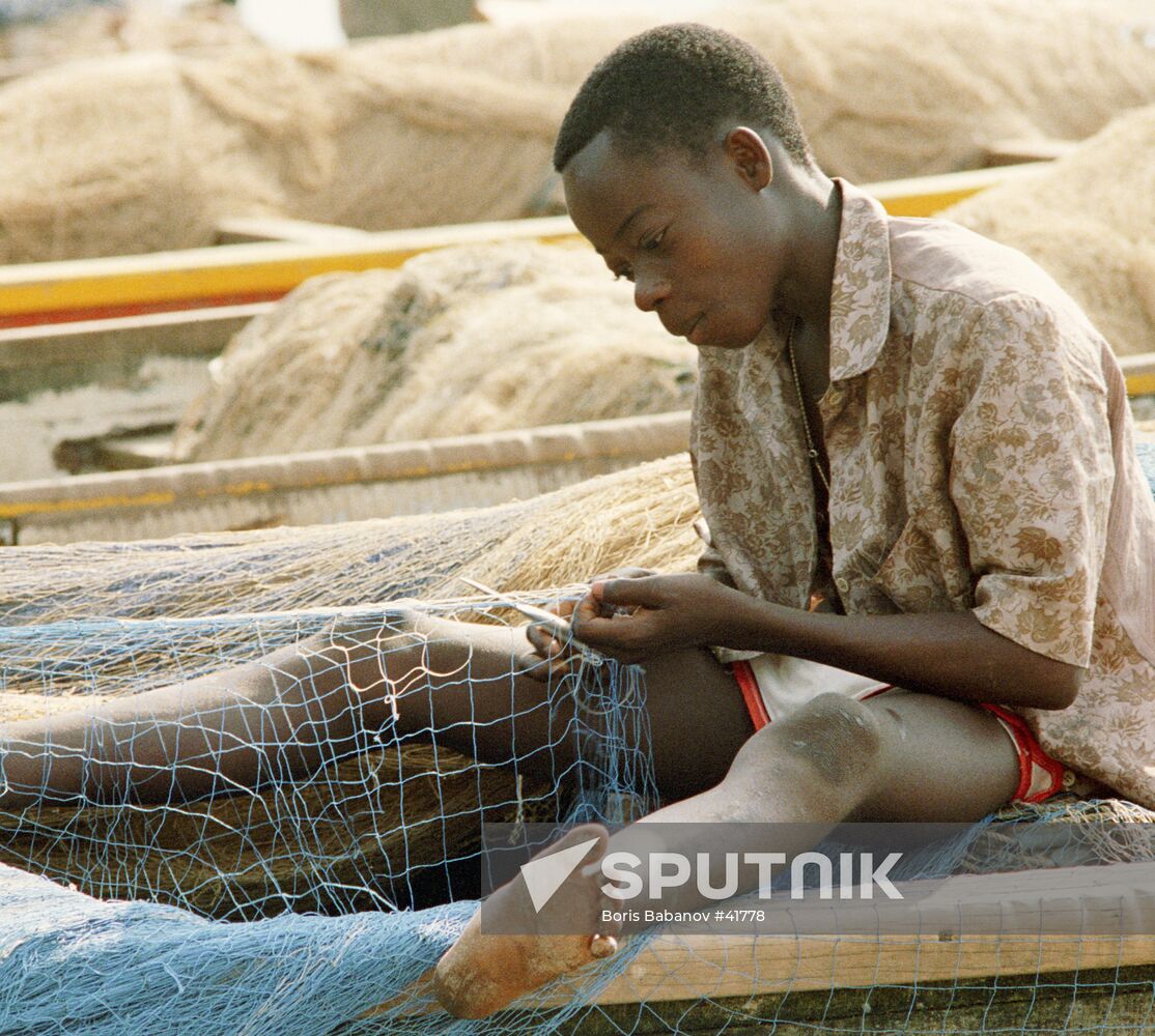 FISHERMAN NET REPAIR