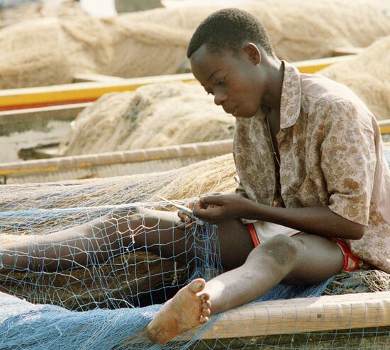 FISHERMAN NET REPAIR