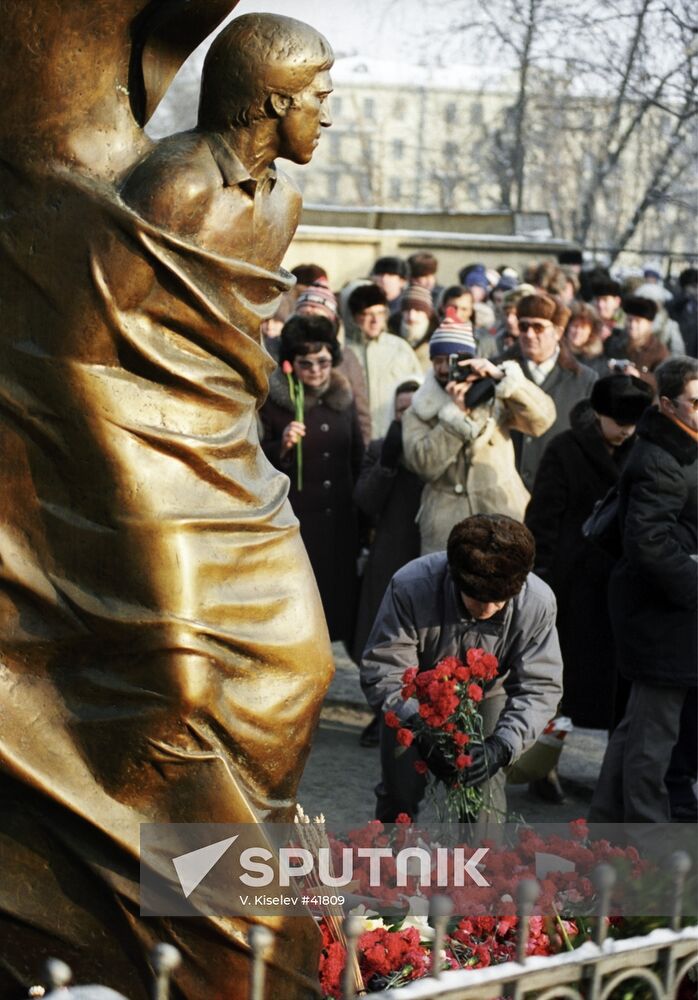 MONUMENT FLOWERS
