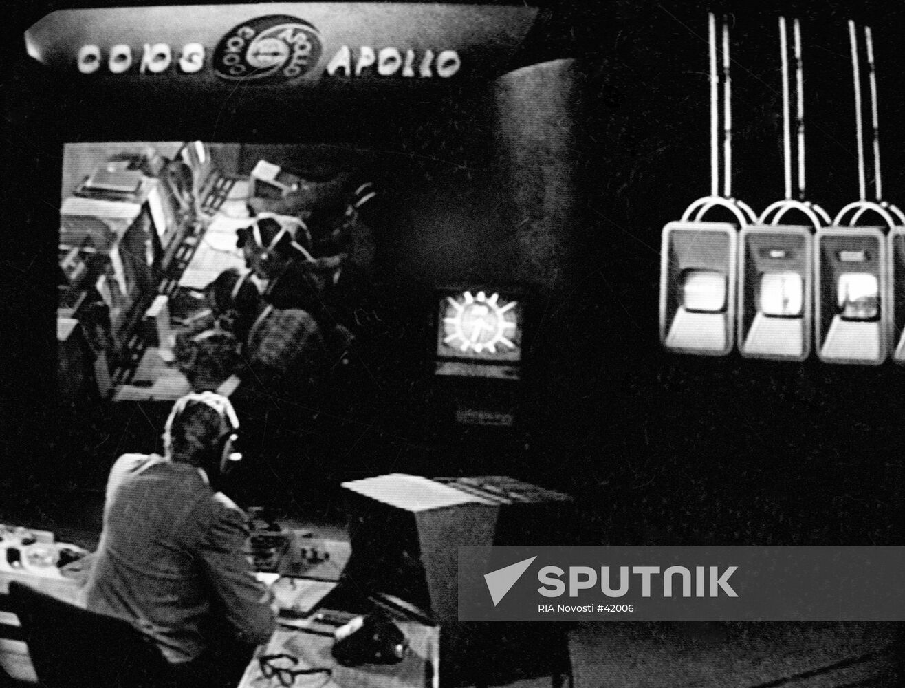 Reporting on the flight of the Apollo and Soyuz spacecraft